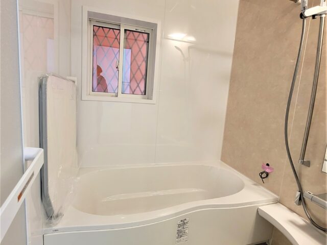 浴室乾燥暖房機付きの浴室。カウンター部分は取り外しが可能！楽な姿勢で隅々までお掃除できて衛生的です。