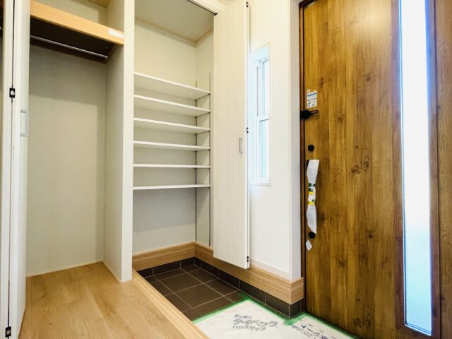 玄関のシューズボックスは高さを自由に変えることができる可動棚を採用。更に、その横にクローゼットを配置。お出かけに必要な物をまとめて収納できて大変便利です！