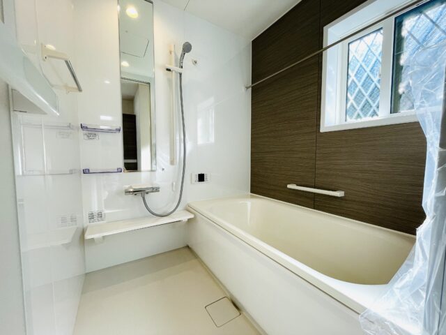 浴室乾燥暖房機付きの浴室。取り外し可能なカウンターや10年キレイが続く乾式目地クリンジョイント、滑りにくい・お掃除しやすい・乾きやすいプレーンフロアを使用しています。（写真は2号棟）(風呂)