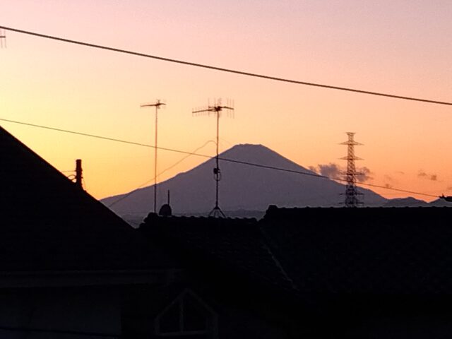 バルコニーから富士山、丹沢山脈を望む