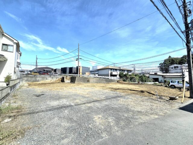 新発表【建築条件付売地】全4区画・敷地広々40坪超・日当り良好、小田急江ノ島線など3路線利用の「湘南台」駅より徒歩15分!! こだわりの間取りで建築頂けます。 ２世帯住宅・木造平屋（１階建て）の建築用地としてもご利用可能です。 