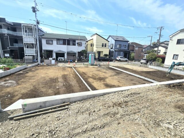 【建築条件付売地】全4区画・敷地広々40坪超・日当り良好、小田急江ノ島線など3路線利用の「湘南台」駅より徒歩15分!! こだわりの間取りで建築頂けます。 ２世帯住宅・木造平屋（１階建て）の建築用地としてもご利用可能です。 