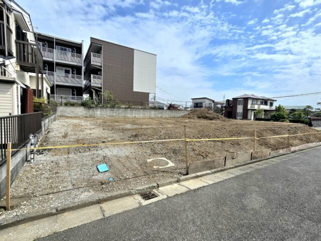 新発表【建築条件付売地】全4宅地、敷地36坪超え、南道路に面して日当り良好！現地周辺には公共施設・教育施設・医療施設・商業施設・スーパー・公園など点在し、学区の駒寄小学校へも徒歩7分。自由設計なので、間取り・設備・色などこだわりのマイホームを建築頂けます!!