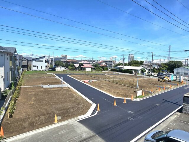 【建築条件付売地】開発分譲地（全16区画）・敷地広々36坪超・日当り良好、小田急江ノ島線など3路線利用の「湘南台」駅へアクセス!! 周辺には公共施設・教育施設・商業施設・大型スーパーなどが点在しています。秋葉台小・中学校学区。 自由設計なのでこだわりのお家を建築頂けます!!