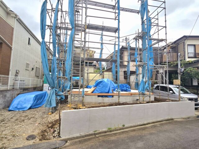 【新築戸建】小田急江ノ島線「長後」駅徒歩19分・3路線利用できる「湘南台」駅へもアクセス、5.8帖のロフト付きの3LDK、日当り良好・カースペース2台!!                    