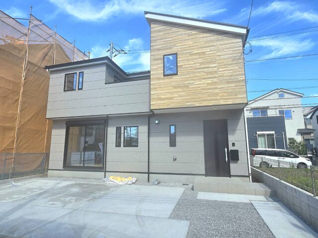 【新築戸建】小田急江ノ島線「長後」駅徒歩10分、平坦地・南道路に面して日当り良好・リビングルーム広々17.6帖・カースペース並列で３台駐車できます!!                ～いつでもご見学頂けます（事前予約制）～         